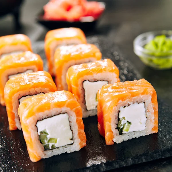 Lindos rolos de sushi de Filadélfia — Fotografia de Stock