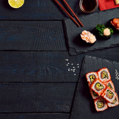 Japon suşi rulo ve gunkan suşi seti