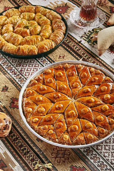 Baklava fait maison dans un plateau rond en métal sur Ta Traditionnelle Vintage — Photo