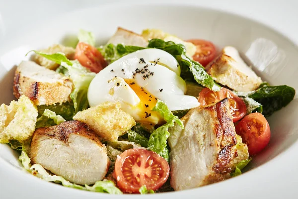 Salada Caesar com frango, Molhos caseiros de anchovas, Croutons , — Fotografia de Stock