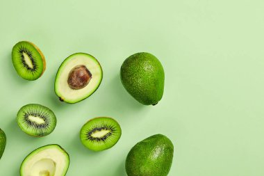 Renkli arka planda avokado ve kivi çerçevesi