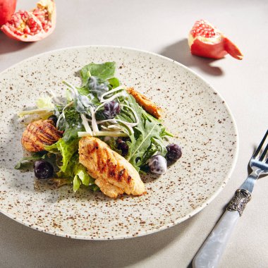 Izgara tavuk göğsü fileto ile Sıcak salata