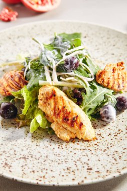 Izgara tavuk göğsü fileto ile Sıcak salata