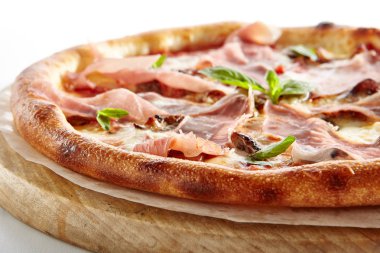 Beyaz Arka Plan üzerinde Parma Ham İzole Pizza
