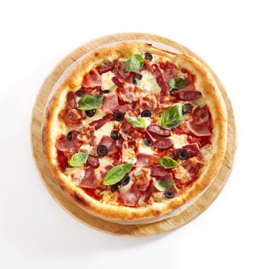 Beyaz Arka Plan üzerinde Parma Ham İzole ile Et Mix Pizza