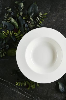 Doğal dar üzerinde zarif servis beyaz Restoran plaka şablonu