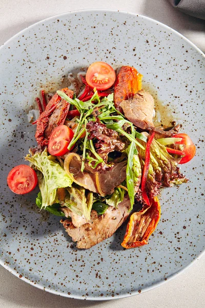 Roast beef salad with fresh and dried tomatoes
