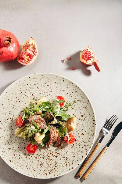 Warmer Salat mit Kalbfleisch und Steinpilzen in Sahnesauce — Stockfoto