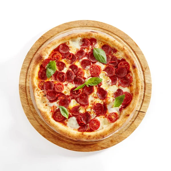 Pizza de Pepperoni o Diabola con Salami, Chili Pepper Aislado —  Fotos de Stock