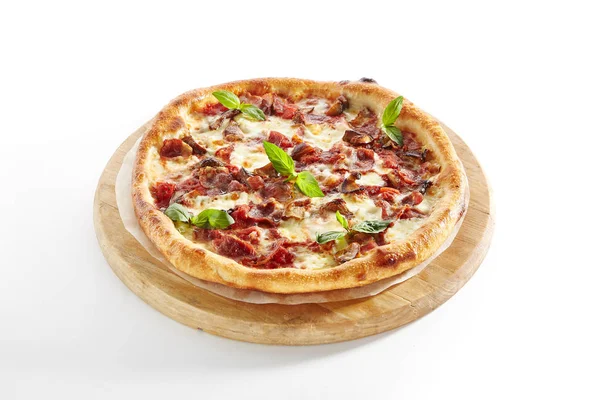Pizza canadese con pancetta isolata su sfondo bianco — Foto Stock