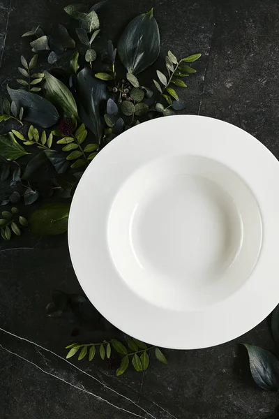 Doğal dar üzerinde zarif servis beyaz Restoran plaka şablonu — Stok fotoğraf