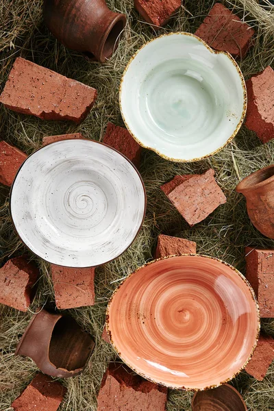 Placas de cerâmica artesanal no fundo rústico velho — Fotografia de Stock