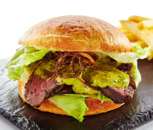 Hambúrguer Carne Assada Clássico Com Mostarda Cebolas Fritas Alface Molho — Fotografia de Stock