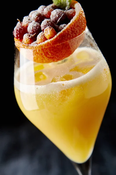 Paradise Cocktail Met Gin Gele Peach Mint Rode Bessen Elegante — Stockfoto