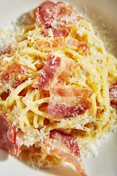 Leckere Spaghetti Carbonara Mit Geriebenem Parmesan Italienische Pasta Mit Gebratenem — Stockfoto