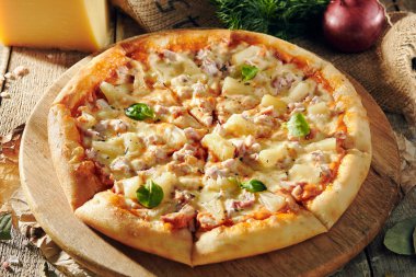 Pizza restoran menü - tavuk ve ananas lezzetli taze Pizza. Pizza malzemelerle rustik ahşap masa üzerinde