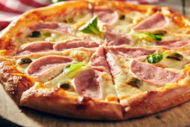 Pizza restoran menü - lezzetli taze baharatlı Pizza jambon ve biber ile. Pizza malzemelerle rustik ahşap masa üzerinde
