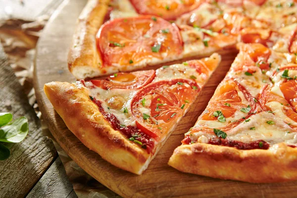比萨餐厅菜单 美味新鲜玛格丽塔披萨 披萨配料与仿古木制的桌子上 — 图库照片