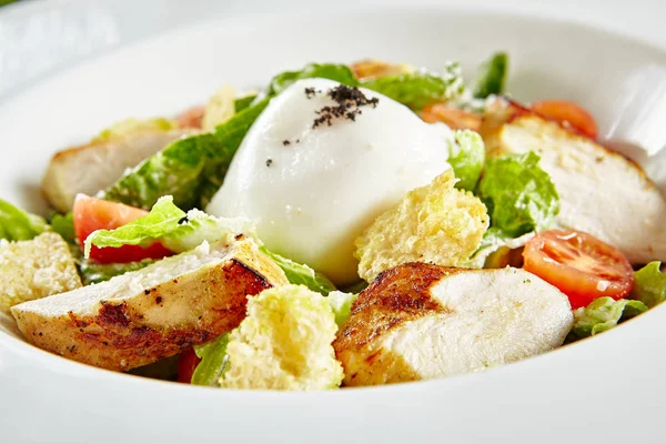 Witte Restaurantplaat Van Caesar Salade Met Kip Zelfgemaakte Ansjovissaus Croutons — Stockfoto