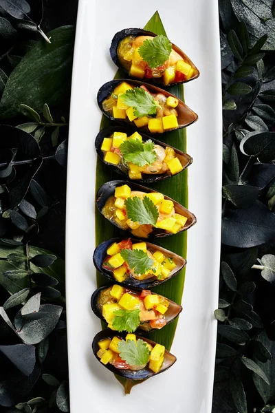 Exquisito Plato Largo Para Servir Con Mejillones Azules Sobre Hojas — Foto de Stock