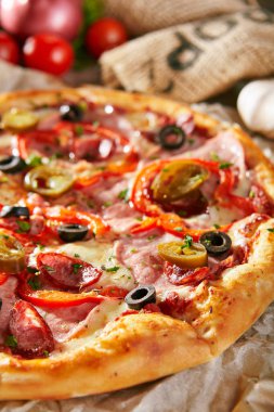 Pizza restoran menü - sosis ve biber lezzetli baharatlı Pizza. Pizza malzemelerle rustik ahşap masa üzerinde