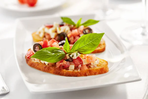 Włoski Zakąska Bruschetta Pomidorami Serem Bazylią — Zdjęcie stockowe