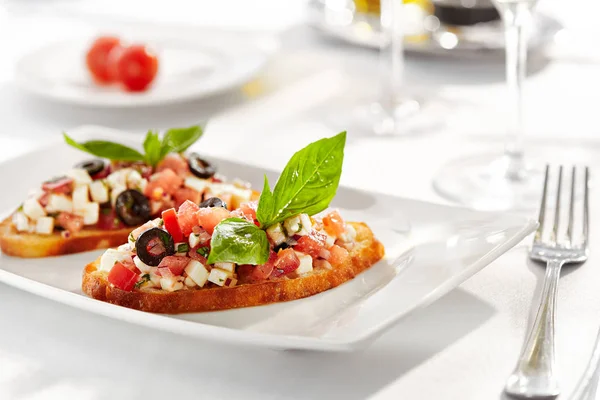 Aperitivo Italiano Bruschetta Com Tomates Queijo Manjericão — Fotografia de Stock