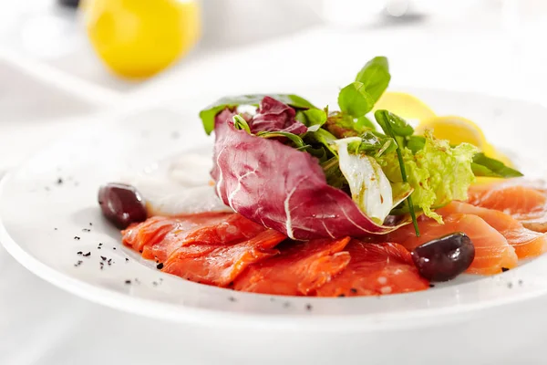Gourmet Restaurang Utsökt Middag Mat Närbild Fiskrätt Med Citron Och — Stockfoto