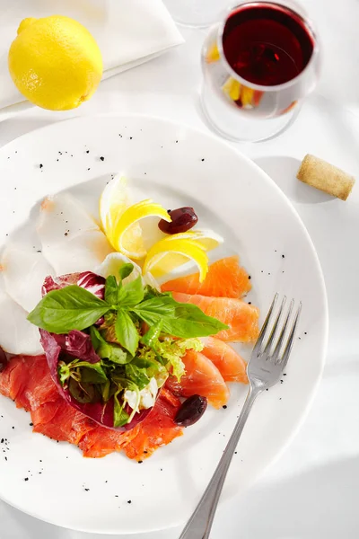 グルメ レストラン おいしいディナーフード レモンと新鮮なバジルの葉と魚料理のクローズアップ — ストック写真
