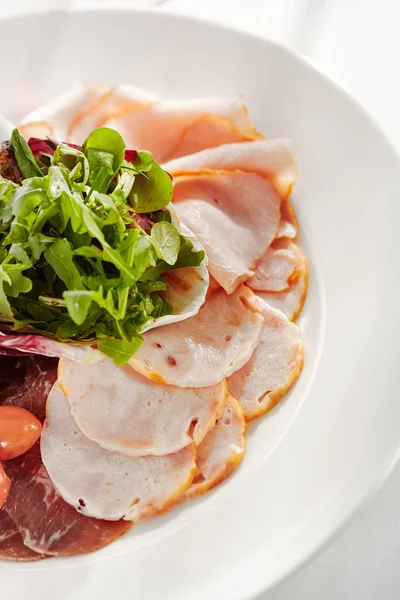 Gourmet Restaurant Leckeres Abendessen Aufschnitt Aus Nächster Nähe Mit Rucola — Stockfoto