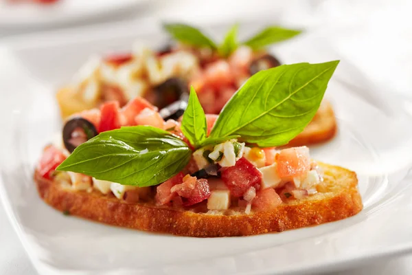 Aperitivo Italiano Bruschetta Com Tomates Queijo Manjericão — Fotografia de Stock