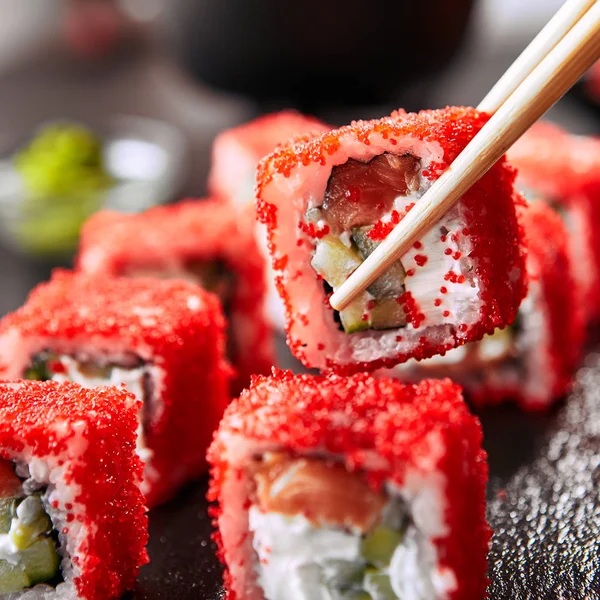 Chopstick Holding Alaska Zalm Uramaki Sushi Restaurant Menu Met Rijst — Stockfoto