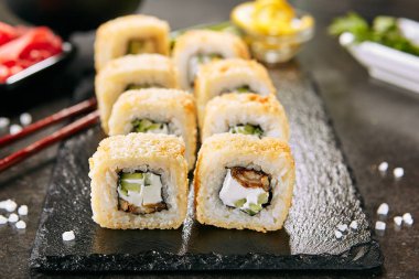 Unagtempura Uramaki Suşi Rolls Siyah Arka Plan üzerinde Eel ile