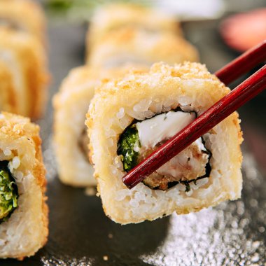 Gevrek Ebi Tempura Maki Sushi Rolls veya Uramaki Kral Karides ile