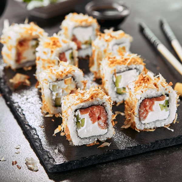 Macro Shot Van Uramaki Sushi Broodjes Met Roomkaas Zalm Tonijn — Stockfoto