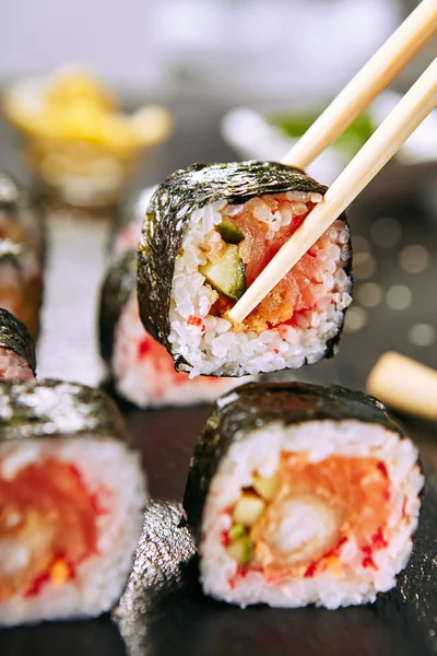 Mangiare hot piccante Uramaki Sushi Rolls nel ristorante giapponese Clos — Foto Stock