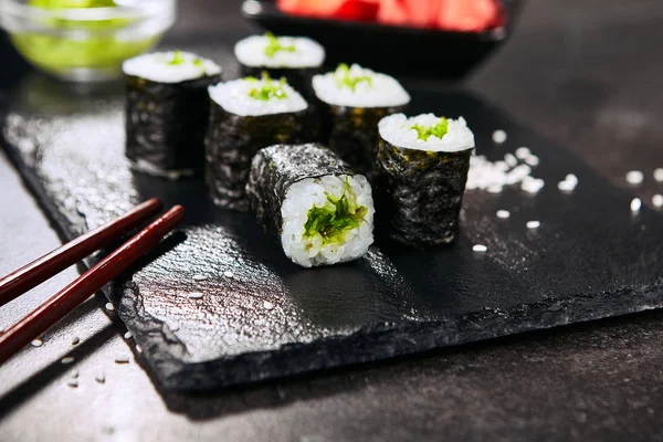 Deliciosos rolos de sushi — Fotografia de Stock