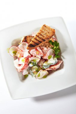 Turp Rustik Salata, Salatalık, Ekşi Krema ve R ile Domates