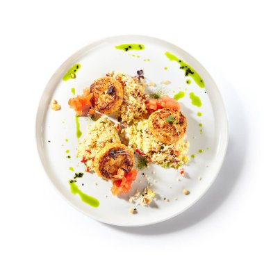 Beyaz Tabakta Kuskus Garnitürlü Hindi Et Pirzola