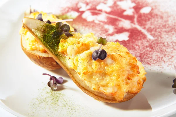 Pera al horno con queso aislado sobre fondo blanco — Foto de Stock