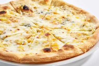 Dört peynirli pizza yakın çekim