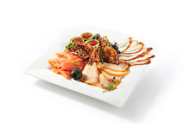 Assiette à poisson Saumon rose, anguille, poisson à l'huile et caviar rouge — Photo