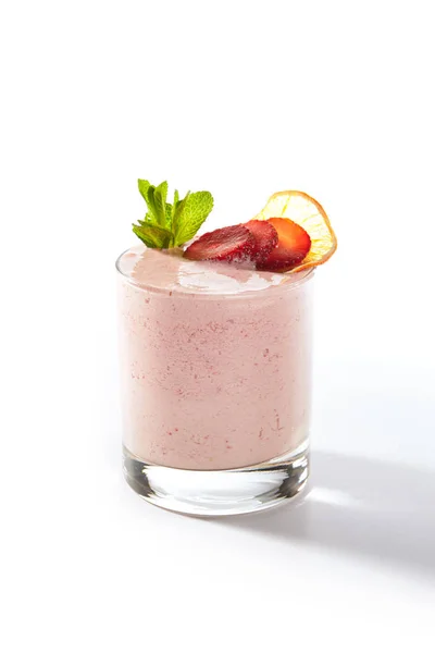 Свежий домашний клубничный йогуртовый коктейль, изолированный на белом — стоковое фото
