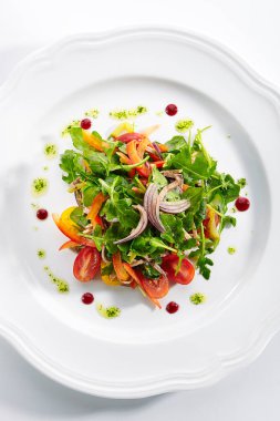 Dilimlenmiş Dana Dili, Sebze ve Pesto ile Gurme Salata