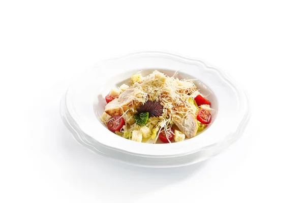 Salada Caesar com peito de frango assado — Fotografia de Stock