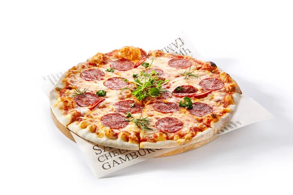 Піца пепероні або салямі з перцем Чилі, моцарелою та Тома — стокове фото