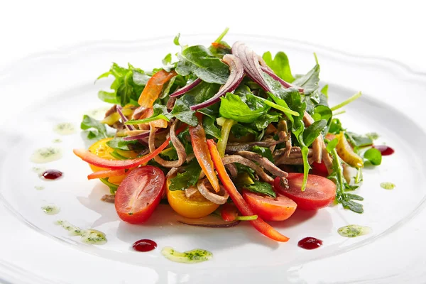 Салат для гурманов с нарезанным говяжьим языком, овощами и песто — стоковое фото