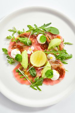 Avokado ve kireç ile Tuna carpaccio