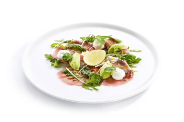 Avokado ve kireç yakın tuna carpaccio