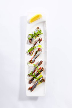 Domates ve kalamata zeytin ile Sardalya üst görünümü